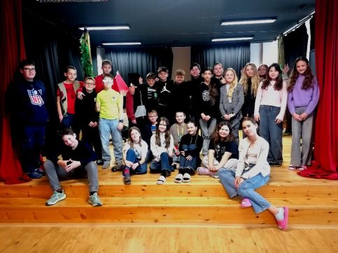 Úvodní foto - herci 6. B